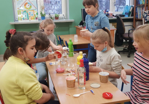 Dzieci produkują kolorowe wulkany.